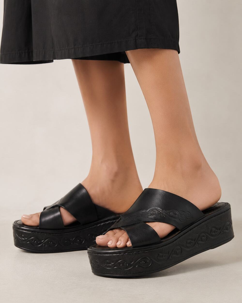 Born Black Leather Platform Sandals Womens 10 Mule Casual Summer Beachy Strappy